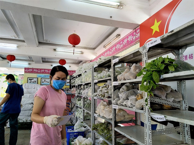 COVID-19: Bất ngờ cô giáo làm nhân viên chốt đơn, anh dân quân ship hàng - Hình 4 COVID-19: Bat ngo co giao lam nhan vien chot don, anh dan quan ship hang-Hinh-4