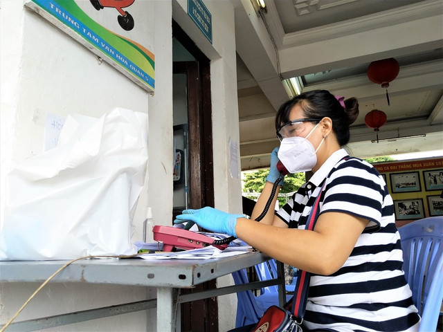 COVID-19: Bất ngờ cô giáo làm nhân viên chốt đơn, anh dân quân ship hàng - Hình 3 COVID-19: Bat ngo co giao lam nhan vien chot don, anh dan quan ship hang-Hinh-3
