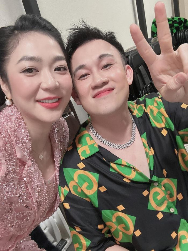 Hậu chia tay vua cá Koi, Hà Thanh Xuân thân thiết nam ca sĩ - Hình 2 Hau chia tay vua ca Koi, Ha Thanh Xuan than thiet nam ca si-Hinh-2