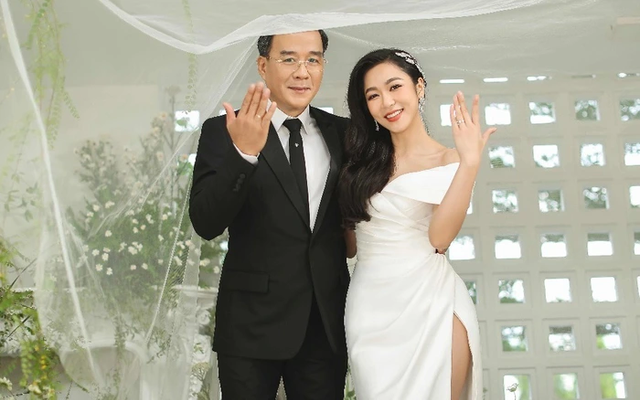 Hậu chia tay vua cá Koi, Hà Thanh Xuân thân thiết nam ca sĩ Hau chia tay vua ca Koi, Ha Thanh Xuan than thiet nam ca si