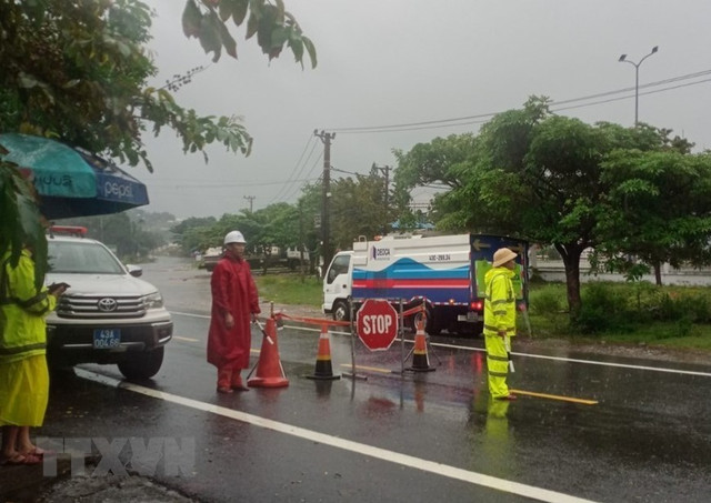 Đà Nẵng: Cận cảnh sạt lở hàng trăm khối đất đá trên đèo Hải Vân - Hình 4 Da Nang: Can canh sat lo hang tram khoi dat da tren deo Hai Van-Hinh-4