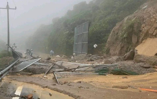 Đà Nẵng: Cận cảnh sạt lở hàng trăm khối đất đá trên đèo Hải Vân - Hình 2 Da Nang: Can canh sat lo hang tram khoi dat da tren deo Hai Van-Hinh-2