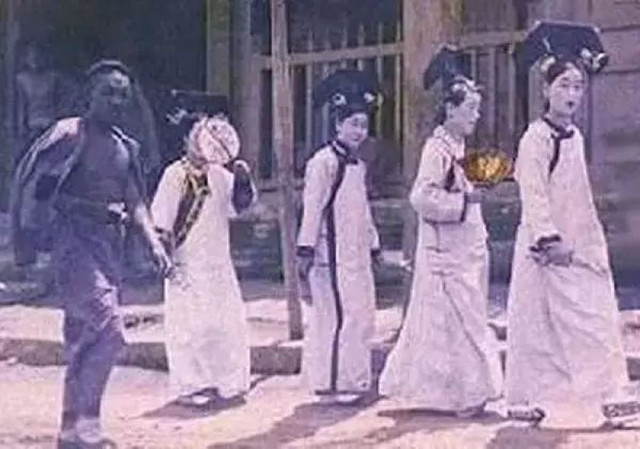 Bí ẩn nhóm cung nữ bất ngờ xuất hiện ở Tử Cấm Thành năm 1992 Bi an nhom cung nu bat ngo xuat hien o Tu Cam Thanh nam 1992