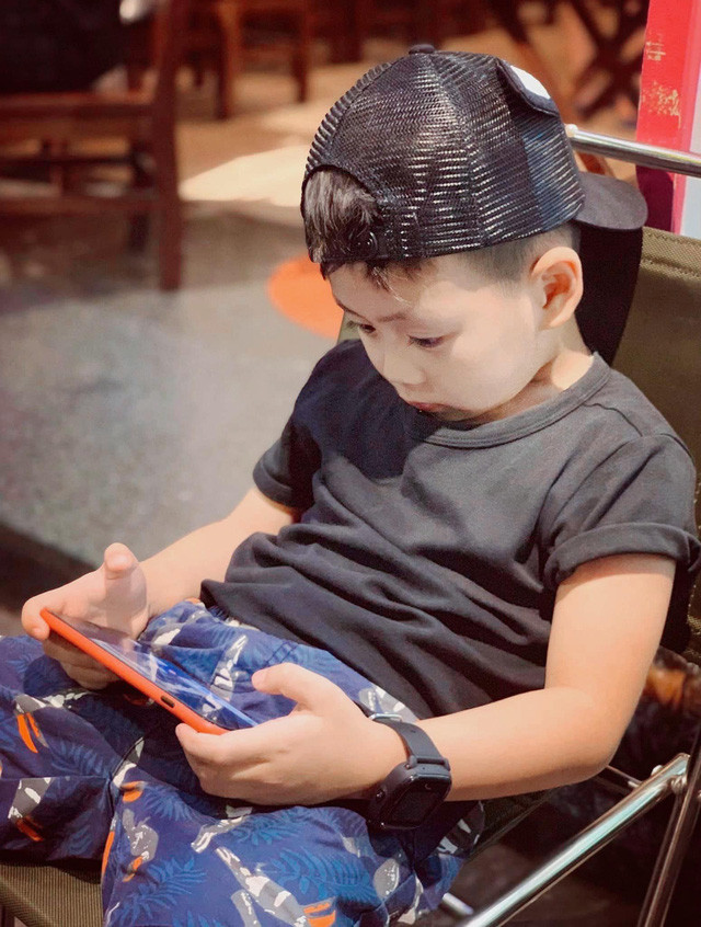Ngoại hình cực ngầu của con trai Lương Thu Trang “Mặt nạ gương“ ảnh 3 Giải trí - Ngoại hình cực ngầu của con trai Lương Thu Trang 'Mặt nạ gương' (Hình 3).