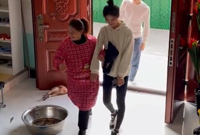 Đang vặt lông gà, hành động của bà mẹ khiến dân tình bật cười - Hình 5 Dang vat long ga, hanh dong cua ba me khien dan tinh bat cuoi-Hinh-5