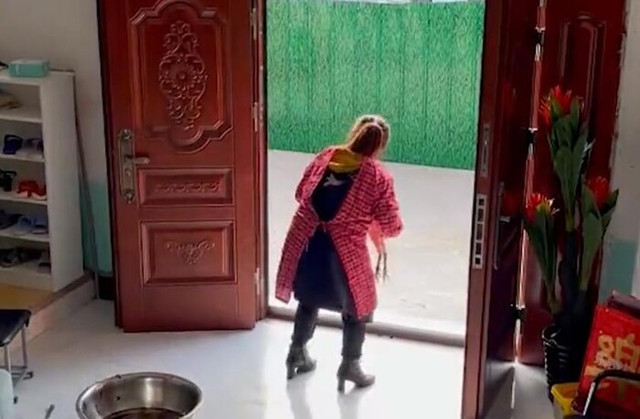 Đang vặt lông gà, hành động của bà mẹ khiến dân tình bật cười - Hình 2 Dang vat long ga, hanh dong cua ba me khien dan tinh bat cuoi-Hinh-2