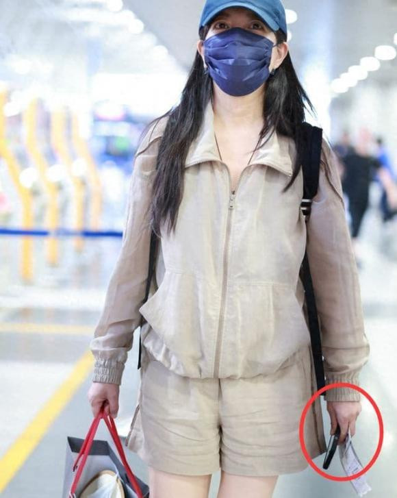 Triệu Vy xuất hiện không trang điểm, mặt phát tướng vì tăng cân quá đà - Hình 6 Trieu Vy xuat hien khong trang diem, mat phat tuong vi tang can qua da-Hinh-6