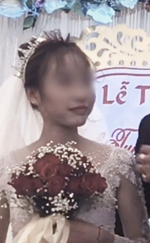 Chú rể bị cưỡng hôn, phản ứng của cô dâu làm ai cũng bất ngờ - Hình 3 Chu re bi cuong hon, phan ung cua co dau lam ai cung bat ngo-Hinh-3