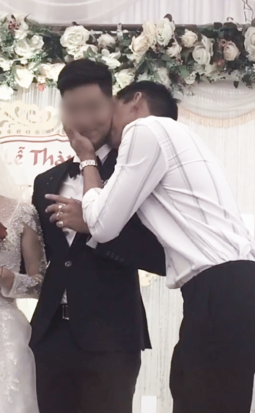 Chú rể bị cưỡng hôn, phản ứng của cô dâu làm ai cũng bất ngờ - Hình 2 Chu re bi cuong hon, phan ung cua co dau lam ai cung bat ngo-Hinh-2