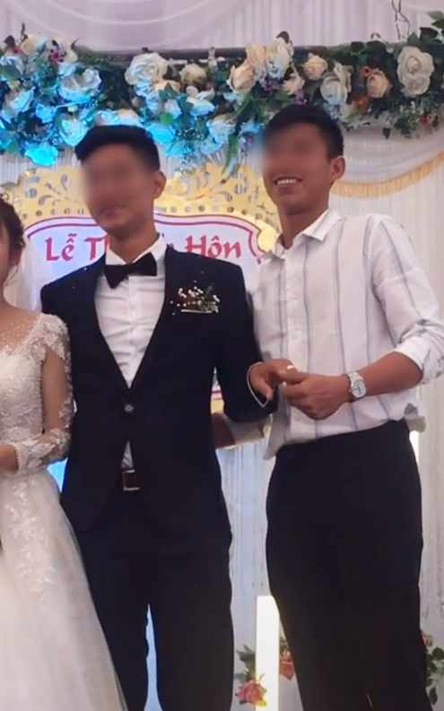 Chú rể bị cưỡng hôn, phản ứng của cô dâu làm ai cũng bất ngờ Chu re bi cuong hon, phan ung cua co dau lam ai cung bat ngo