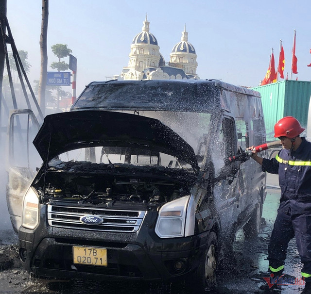 Xe đón trả khách sân bay Cát Bi bốc cháy dữ dội - Hình 4 Xe don tra khach san bay Cat Bi boc chay du doi-Hinh-4