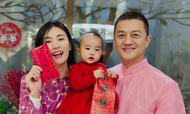 Cuộc sống trái ngược của hai con gái khi Lý Á Bằng vỡ nợ - Hình 2 Cuoc song trai nguoc cua hai con gai khi Ly A Bang vo no-Hinh-2
