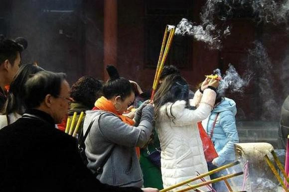 Vào chùa thắp hương lễ Phật, không được ước 3 điều này - Hình 2 Vao chua thap huong le Phat, khong duoc uoc 3 dieu nay-Hinh-2