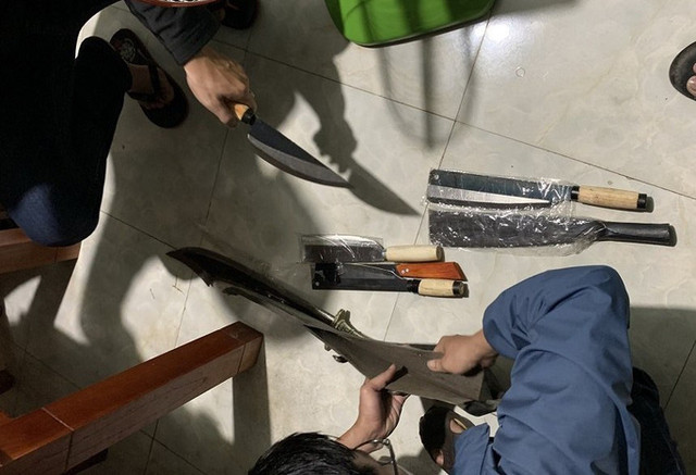 Bắt khẩn cấp đối tượng bị truy nã có súng trong quán nhậu - Hình 2 Bat khan cap doi tuong bi truy na co sung trong quan nhau-Hinh-2