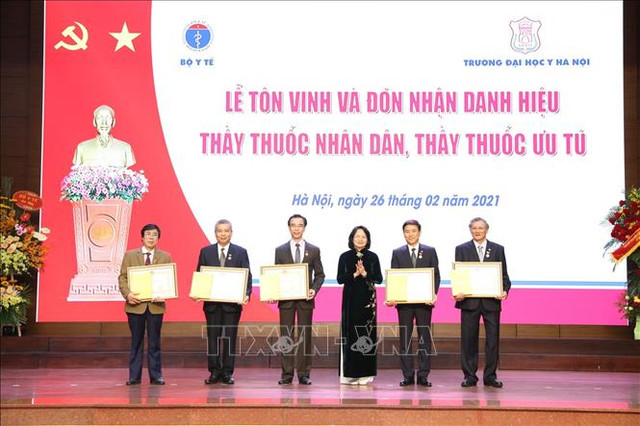 Trao tặng danh hiệu Thầy thuốc Nhân dân cho 5 bác sĩ ĐH Y Hà Nội Trao tang danh hieu Thay thuoc Nhan dan cho 5 bac si DH Y Ha Noi