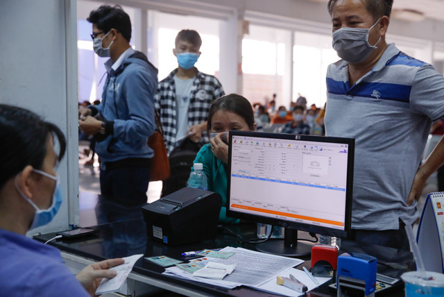 Ga Sài Gòn kín người đổi, trả vé tàu Tết - Hình 6 Ga Sai Gon kin nguoi doi, tra ve tau Tet-Hinh-6