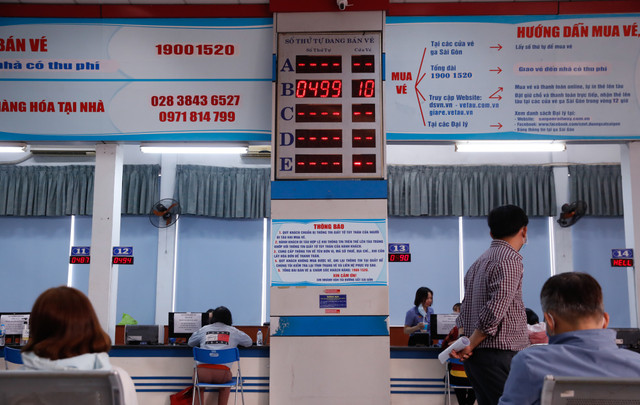 Ga Sài Gòn kín người đổi, trả vé tàu Tết - Hình 10 Ga Sai Gon kin nguoi doi, tra ve tau Tet-Hinh-10