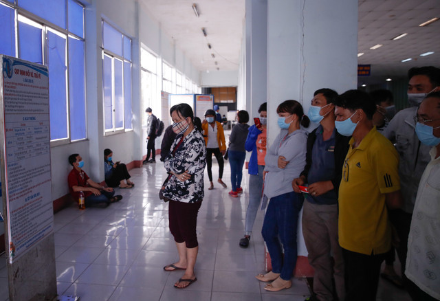 Ga Sài Gòn kín người đổi, trả vé tàu Tết - Hình 5 Ga Sai Gon kin nguoi doi, tra ve tau Tet-Hinh-5
