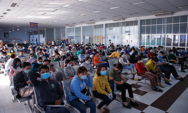 Ga Sài Gòn kín người đổi, trả vé tàu Tết - Hình 2 Ga Sai Gon kin nguoi doi, tra ve tau Tet-Hinh-2