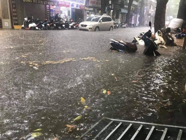 Hà Nội mưa to: Bờ Hồ ngập sâu, nhiều tuyến phố "chìm" trong nước - Hình 2 Ha Noi mua to: Bo Ho ngap sau, nhieu tuyen pho
