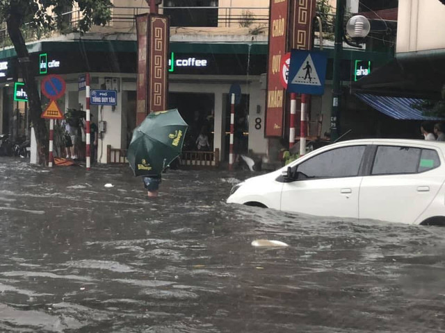 Hà Nội mưa to: Bờ Hồ ngập sâu, nhiều tuyến phố "chìm" trong nước - Hình 3 Ha Noi mua to: Bo Ho ngap sau, nhieu tuyen pho