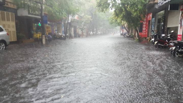 Hà Nội mưa to: Bờ Hồ ngập sâu, nhiều tuyến phố "chìm" trong nước - Hình 14 Ha Noi mua to: Bo Ho ngap sau, nhieu tuyen pho