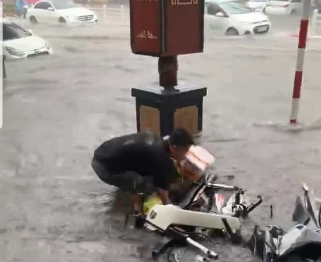 Hà Nội mưa to: Bờ Hồ ngập sâu, nhiều tuyến phố "chìm" trong nước - Hình 21 Ha Noi mua to: Bo Ho ngap sau, nhieu tuyen pho
