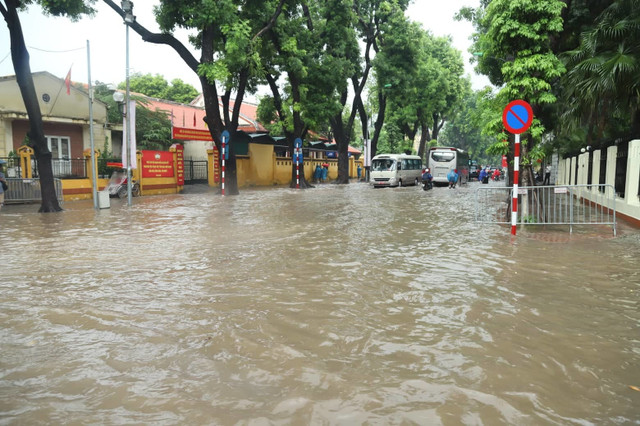 Hà Nội mưa to: Bờ Hồ ngập sâu, nhiều tuyến phố "chìm" trong nước - Hình 10 Ha Noi mua to: Bo Ho ngap sau, nhieu tuyen pho