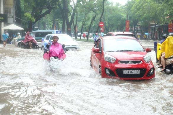 Hà Nội mưa to: Bờ Hồ ngập sâu, nhiều tuyến phố "chìm" trong nước - Hình 5 Ha Noi mua to: Bo Ho ngap sau, nhieu tuyen pho