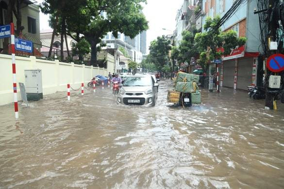 Hà Nội mưa to: Bờ Hồ ngập sâu, nhiều tuyến phố "chìm" trong nước - Hình 7 Ha Noi mua to: Bo Ho ngap sau, nhieu tuyen pho
