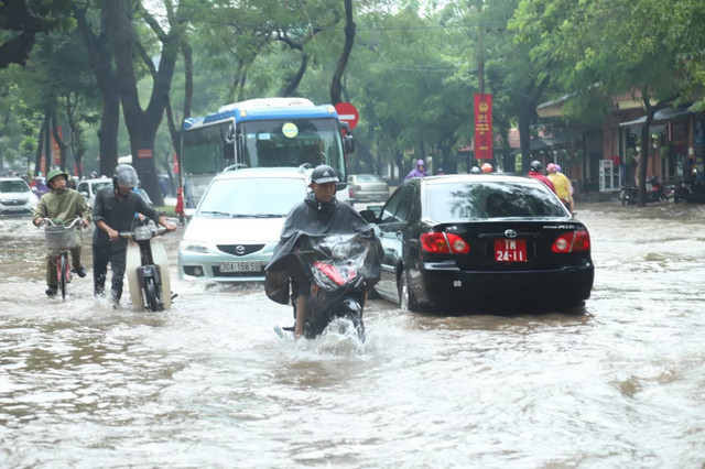Hà Nội mưa to: Bờ Hồ ngập sâu, nhiều tuyến phố "chìm" trong nước - Hình 9 Ha Noi mua to: Bo Ho ngap sau, nhieu tuyen pho