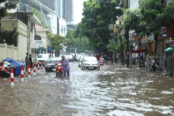 Hà Nội mưa to: Bờ Hồ ngập sâu, nhiều tuyến phố "chìm" trong nước - Hình 12 Ha Noi mua to: Bo Ho ngap sau, nhieu tuyen pho