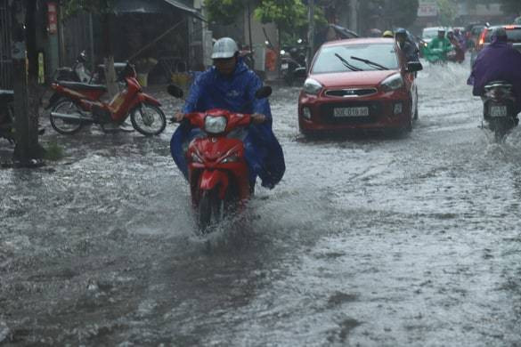 Hà Nội mưa to: Bờ Hồ ngập sâu, nhiều tuyến phố "chìm" trong nước - Hình 17 Ha Noi mua to: Bo Ho ngap sau, nhieu tuyen pho