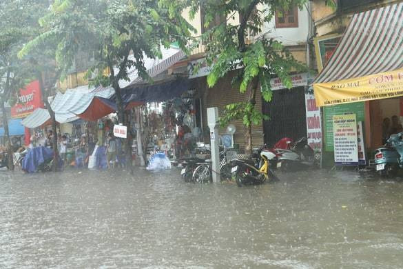Hà Nội mưa to: Bờ Hồ ngập sâu, nhiều tuyến phố "chìm" trong nước - Hình 18 Ha Noi mua to: Bo Ho ngap sau, nhieu tuyen pho