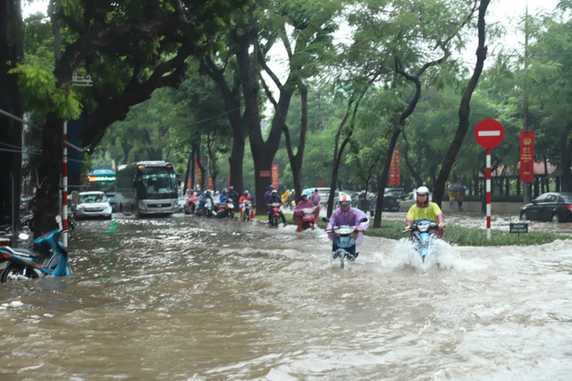 Hà Nội mưa to: Bờ Hồ ngập sâu, nhiều tuyến phố "chìm" trong nước - Hình 6 Ha Noi mua to: Bo Ho ngap sau, nhieu tuyen pho
