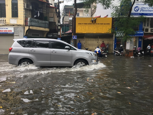 Hà Nội mưa to: Bờ Hồ ngập sâu, nhiều tuyến phố "chìm" trong nước - Hình 22 Ha Noi mua to: Bo Ho ngap sau, nhieu tuyen pho