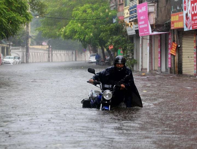 Hà Nội mưa to: Bờ Hồ ngập sâu, nhiều tuyến phố "chìm" trong nước - Hình 13 Ha Noi mua to: Bo Ho ngap sau, nhieu tuyen pho