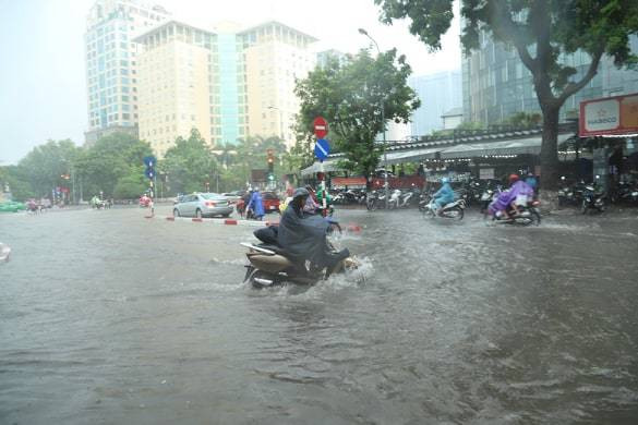 Hà Nội mưa to: Bờ Hồ ngập sâu, nhiều tuyến phố "chìm" trong nước - Hình 16 Ha Noi mua to: Bo Ho ngap sau, nhieu tuyen pho
