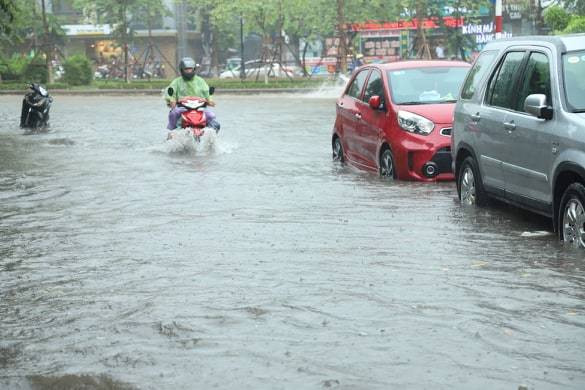 Hà Nội mưa to: Bờ Hồ ngập sâu, nhiều tuyến phố "chìm" trong nước - Hình 19 Ha Noi mua to: Bo Ho ngap sau, nhieu tuyen pho