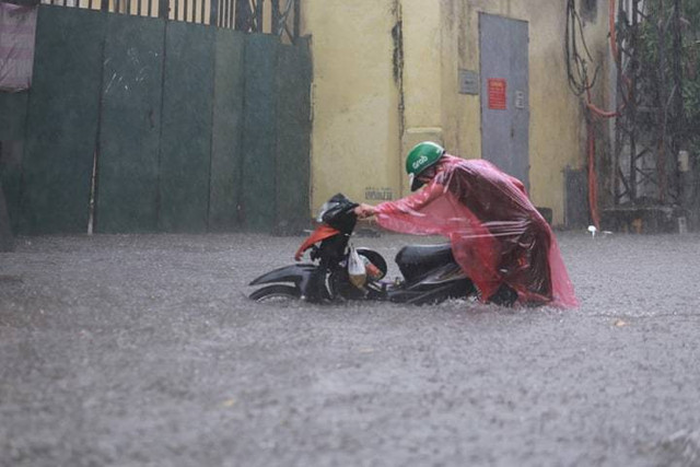Hà Nội mưa to: Bờ Hồ ngập sâu, nhiều tuyến phố "chìm" trong nước - Hình 11 Ha Noi mua to: Bo Ho ngap sau, nhieu tuyen pho