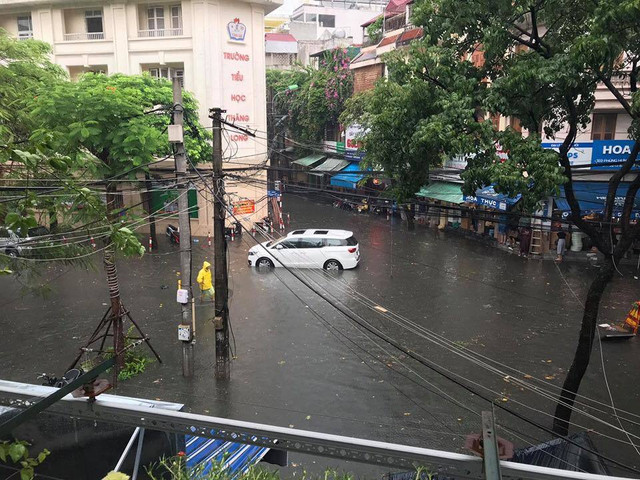 Hà Nội mưa to: Bờ Hồ ngập sâu, nhiều tuyến phố "chìm" trong nước - Hình 4 Ha Noi mua to: Bo Ho ngap sau, nhieu tuyen pho