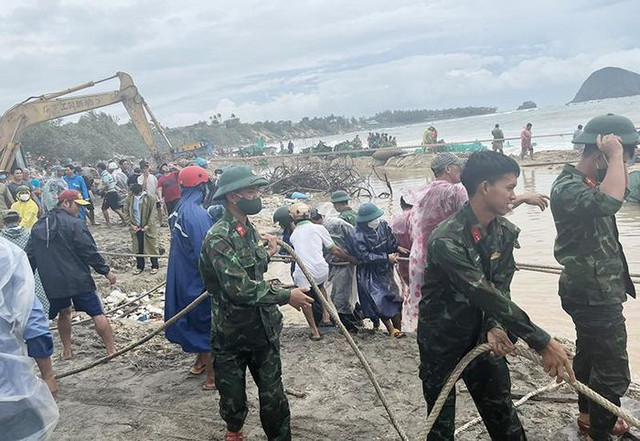 Nhiều vùng ven biển tan hoang do mưa to gió mạnh bất thường - Hình 5 Nhieu vung ven bien tan hoang do mua to gio manh bat thuong-Hinh-5