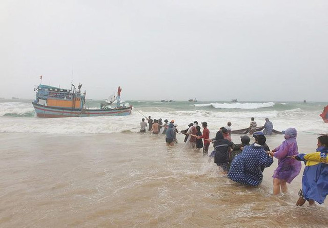 Nhiều vùng ven biển tan hoang do mưa to gió mạnh bất thường - Hình 3 Nhieu vung ven bien tan hoang do mua to gio manh bat thuong-Hinh-3