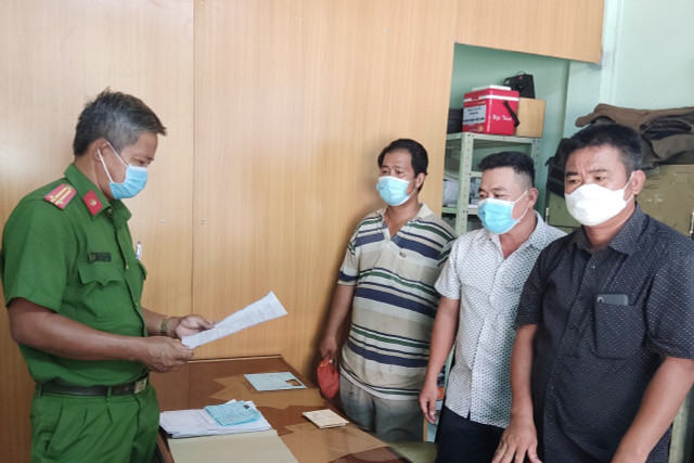 Mua bia không rõ nguồn gốc, 3 người bị phạt hơn 100 triệu đồng Mua bia khong ro nguon goc, 3 nguoi bi phat hon 100 trieu dong