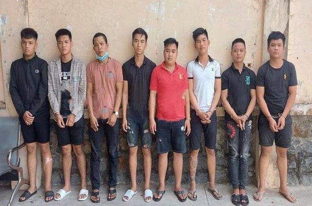 2 băng nhóm hỗn chiến bằng mã tấu, nổ súng trong đêm ở Biên Hoà 2 bang nhom hon chien bang ma tau, no sung trong dem o Bien Hoa