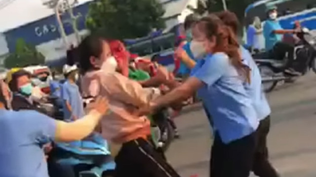 Nữ công nhân đâm 1 người chết, 2 người bị thương Nu cong nhan dam 1 nguoi chet, 2 nguoi bi thuong