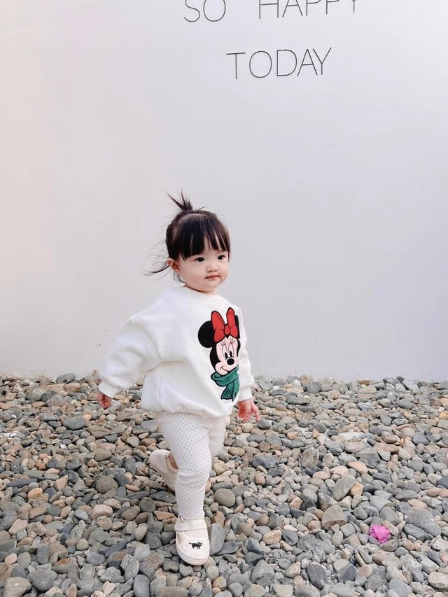 Con gái Đông Nhi xứng danh rich kid thứ thiệt - Hình 3 Con gai Dong Nhi xung danh rich kid thu thiet-Hinh-3