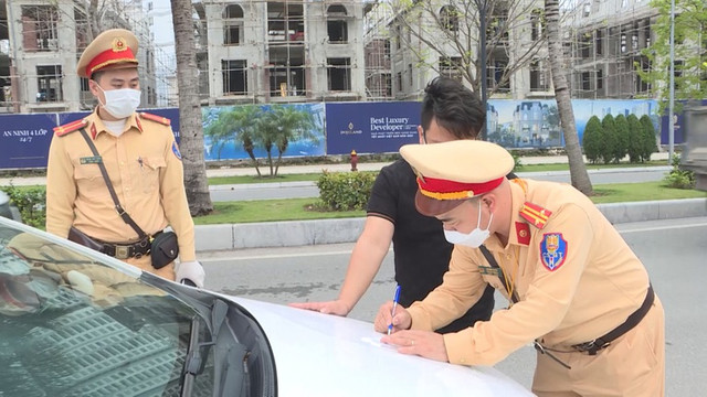 “Bắt bài” né CSGT của tài xế vi phạm nồng độ cồn - Hình 3 “Bat bai” ne CSGT cua tai xe vi pham nong do con-Hinh-3