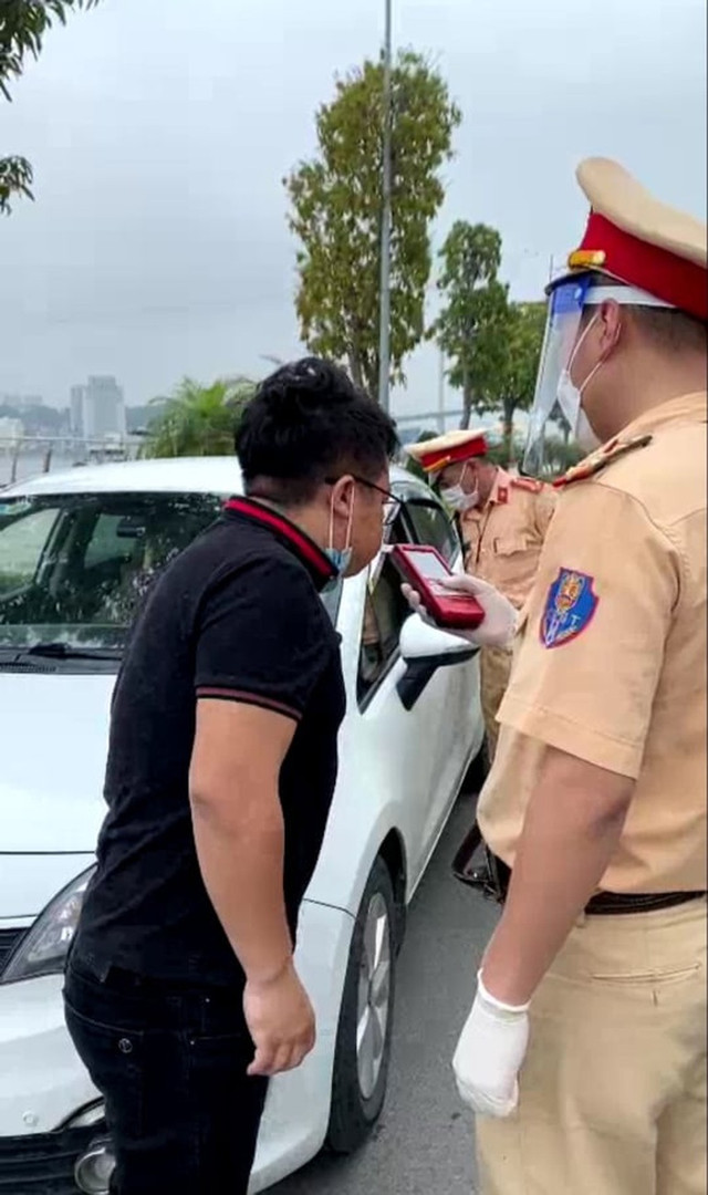 “Bắt bài” né CSGT của tài xế vi phạm nồng độ cồn - Hình 2 “Bat bai” ne CSGT cua tai xe vi pham nong do con-Hinh-2