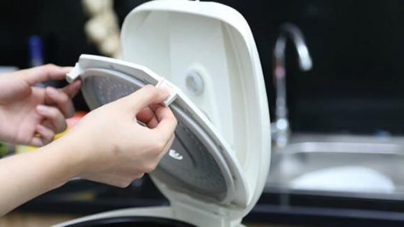 Nồi cơm điện bẩn, chỉ mẹo 5 phút là lại sạch - Hình 2 Noi com dien ban, chi meo 5 phut la lai sach-Hinh-2